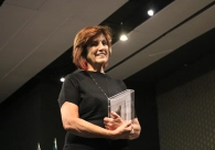 Reconhecimento e emo&ccedil;&atilde;o na entrega do Pr&ecirc;mio Mulher Empres&aacute;ria