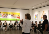 Visita a galeria de arte da Acic instiga curiosidade de estudantes da Satc