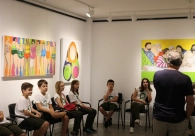 Visita a galeria de arte da Acic instiga curiosidade de estudantes da Satc