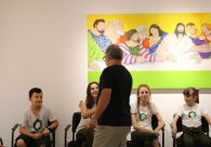 Visita a galeria de arte da Acic instiga curiosidade de estudantes da Satc