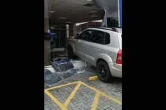V&Iacute;DEO - Carro invade ag&ecirc;ncia da Caixa Econ&ocirc;mica Federal, em Joinville