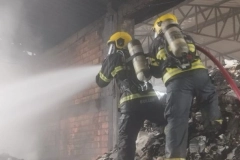 Inc&ecirc;ndio atinge galp&atilde;o com cerca 30 mil litros de produtos inflam&aacute;veis em S&atilde;o Bento do Sul