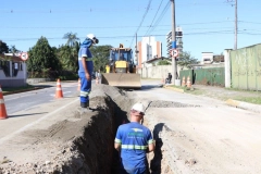 Instala&ccedil;&atilde;o de nova rede de esgoto afeta tr&acirc;nsito em rua de Joinville; saiba em qual