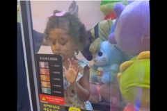V&Iacute;DEO &ndash; Menina de 3 anos fica presa em m&aacute;quina de ursinhos em Brusque e v&iacute;deo viraliza