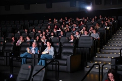 Estudantes assistem a filme no cinema sobre tradi&ccedil;&atilde;o do dialeto bergamasco preservada em cidade do interior de SC