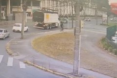 V&Iacute;DEO - C&acirc;mera de seguran&ccedil;a registra momento em que caminh&atilde;o atropela ciclistas, em Joinville