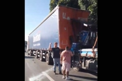 V&Iacute;DEO - Colis&atilde;o entre carretas deixa um morto e um gravemente ferido na BR-101 em Joinville