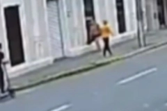 V&Iacute;DEO - Idosa fratura o bra&ccedil;o ap&oacute;s ser atropelada por patinete na regi&atilde;o central de Joinville