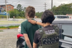 Com mais de 500 conte&uacute;dos de abuso sexual de menores no celular, homem &eacute; preso em Joinville