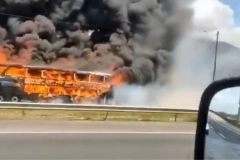 V&Iacute;DEO - &Ocirc;nibus &eacute; completamente destru&iacute;do pelo fogo na BR-101, em Joinville