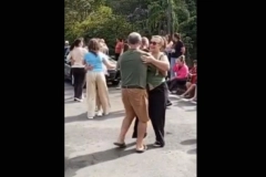 V&Iacute;DEO - Espera por libera&ccedil;&atilde;o na Serra Dona Francisca vira baile improvisado &agrave; beira da estrada, em Joinville