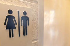 Governador de SC sanciona lei que pro&iacute;be banheiros unissex em escolas