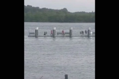 Adolescente desaparece ap&oacute;s entrar na &aacute;gua no bairro Espinheiros, em Joinville