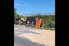V&Iacute;DEO - Carreta tomba ap&oacute;s colis&atilde;o com van na BR-280, em Araquari