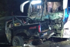 Acidente deixa dois mortos ap&oacute;s batida entre caminhonete e &ocirc;nibus de turismo com 21 pessoas na BR-470