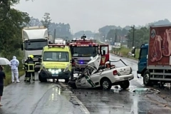 V&Iacute;DEO - Duas pessoas morrem em grave acidente na BR-470, em Indaial