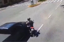 V&Iacute;DEO - C&acirc;mera de seguran&ccedil;a registra acidente entre moto e carro em avenida movimentada de Joinville