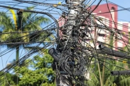 Projeto prev&ecirc; retirada de fios inativos de postes para reduzir risco de acidentes em Joinville