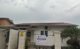 Casa com Piscina Primeiro de Maio