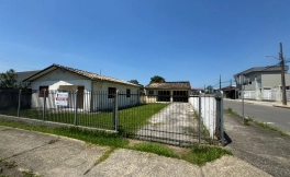 Casa alvenaria de esquina no Primeiro de Maio