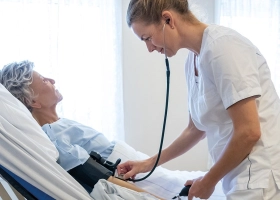 Enfermeira Profissional para Cuidados Domicili&aacute;rios