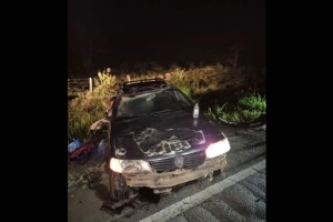 Menino de cinco anos fica ferido ap&oacute;s carro capotar em Garuva