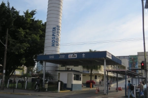 Mulher esfaqueada por ex-companheiro em supermercado est&aacute; em estado grave em Joinville