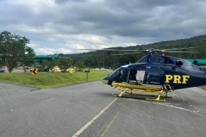 V&Iacute;DEO - Crian&ccedil;a com c&acirc;ncer passa mal na BR-101, em Joinville, e &eacute; levada de helic&oacute;ptero para hospital em Curitiba