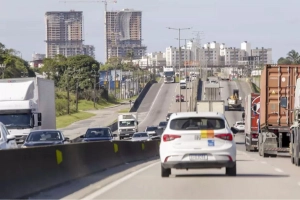 Fila na BR-101: confira os pontos com lentid&atilde;o rumo &agrave;s praias nesta sexta-feira