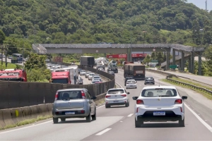 Movimento na BR-101: saiba onde est&atilde;o as filas para as praias neste s&aacute;bado