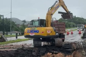 Tr&acirc;nsito &eacute; parcialmente liberado onde asfalto cedeu na BR-101, em Bigua&ccedil;u