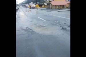 V&Iacute;DEO - Asfalto cede e pista da BR-280 &eacute; interditada em Guaramirim