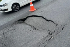 Asfalto afunda e BR-101 &eacute; parcialmente interditada em Araquari