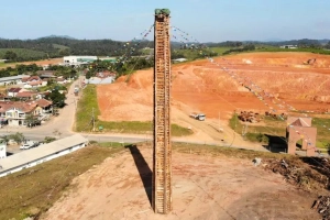 Maior fogueira do Sul do Brasil, estrutura de 35 metros em S&atilde;o Jo&atilde;o do Itaperi&uacute; est&aacute; aberta para visita&ccedil;&atilde;o