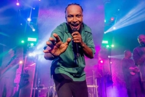 Thiaguinho mistura pagode, soul e R&B em apresenta&ccedil;&atilde;o em Joinville