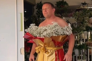 Floricultura em Mafra cria &ldquo;buqu&ecirc; humano&rdquo; para o Dia da Mulher e viraliza nas redes