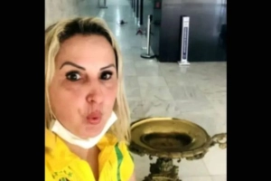 Moradora de Joinville condenada por atos de 8 de janeiro &eacute; deportada dos EUA e presa no Brasil