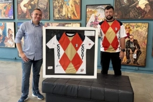 Instituto Internacional Juarez Machado recebe doa&ccedil;&atilde;o de camisa hist&oacute;rica do Joinville Esporte Clube