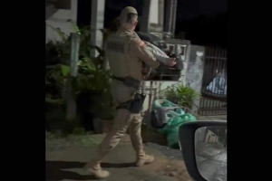 V&Iacute;DEO - Policiais encontram crian&ccedil;a de 4 anos perdida e descal&ccedil;a na madrugada em Jaragu&aacute; do Sul