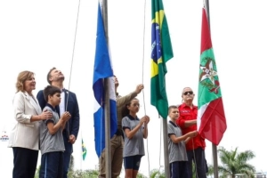 Prefeitura abre programa&ccedil;&atilde;o dos 175 anos de Joinville com ato c&iacute;vico e hasteamento de bandeiras