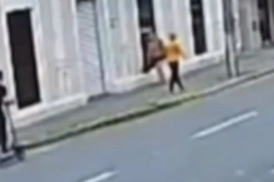 V&Iacute;DEO - Idosa fratura o bra&ccedil;o ap&oacute;s ser atropelada por patinete na regi&atilde;o central de Joinville