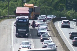 Retorno do feriad&atilde;o de P&aacute;scoa provoca lentid&atilde;o na BR-101 em SC