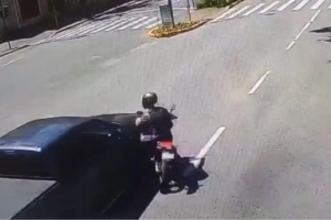 V&Iacute;DEO - C&acirc;mera de seguran&ccedil;a registra acidente entre moto e carro em avenida movimentada de Joinville