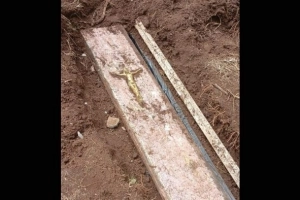 Morador encontra caix&atilde;o com ossada enterrado no quintal de casa em Tr&ecirc;s Barras