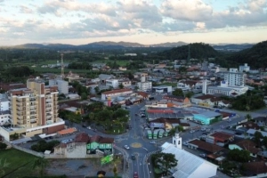Desfile marca anivers&aacute;rio de 167 anos do bairro Pirabeiraba em Joinville