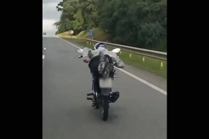 V&Iacute;DEO - Motociclista &eacute; flagrado fazendo manobra &ldquo;Superman&rdquo; na BR-116 em Mafra
