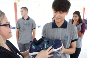Mais de 227 mil pe&ccedil;as de uniformes come&ccedil;am a ser distribu&iacute;das nas escolas municipais de Joinville