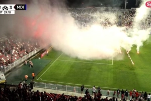 Torcida do JEC protesta e atira sinalizadores para o campo; clube pode ser punido