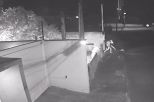 V&Iacute;DEO - C&acirc;mera flagra momento em que homem coloca fogo em casa de ex-companheira, em Joinville