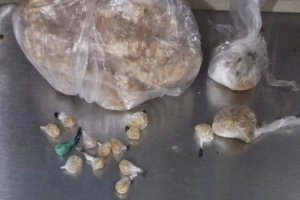 Trio &eacute; preso com crack, coca&iacute;na e maconha no bairro Adhemar Garcia, em Joinville